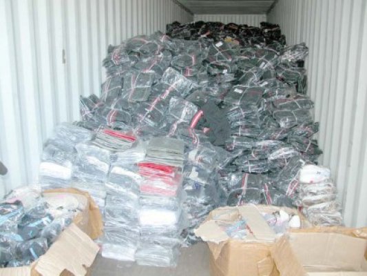 Tricouri contrafăcute, confiscate de vameşii constănţeni